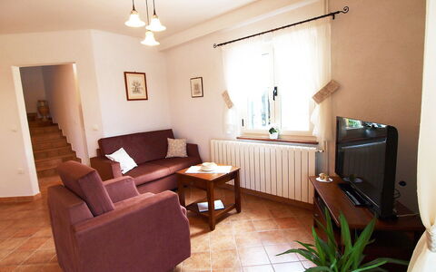 Mirela: Zimmer, Eigentum, Möbel, Wohnzimmer, Interior Design, Fussboden, Gebäude, Decke, Haus, Wand