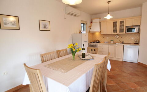 Mirela: Eigentum, Zimmer, Möbel, Gebäude, Küche, Fussboden, Esszimmer, Countertop, Interior Design, Haus