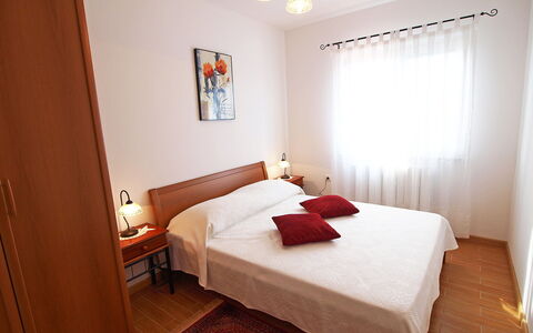 Mirela: Schlafzimmer, Bett, Möbel, Zimmer, Bettdecke, Eigentum, Bettrahmen, Bedding, Matratze, Fussboden