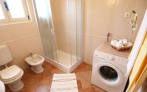 Mirela: Badezimmer, Zimmer, Eigentum, Wäschekammer, Toilette, Fliese, Armatur, Fussboden, Toilleten Sitz, Interior Design