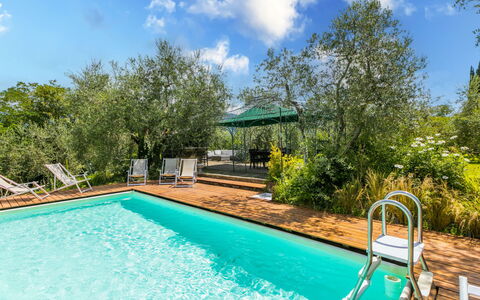 Villa Vittoria: Wasser, Wolke, Pflanze, Himmel, Eigentum, Schwimmbad, Azurblau, Gebäude, Baum, Gewässer