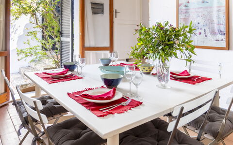 Casa Dei Lentischi: Möbel, Stuhl, Interior Design, Tabelle, Esszimmer, Küche & Esszimmer Tisch, Geschirr, Flooring, Textil, Zimmer