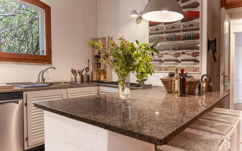 Casa Dei Lentischi: Küche, Countertop, Möbel, Interior Design, Küchengerät, Cabinetry, Holz, Flooring, Light Fixture, Beleuchtung