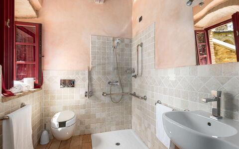 Villa Ferdinando: Armatur, Wand, Badezimmer, Flooring, Fussboden, Sinken, Zapfhahn, Bad Sink, Installation, Interior Design