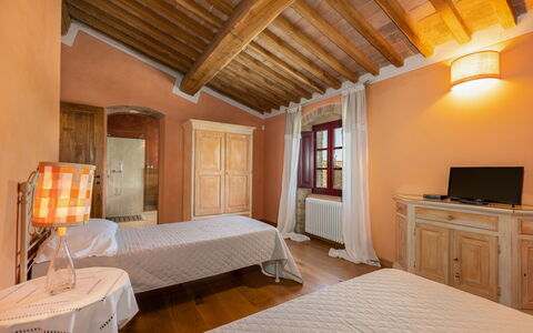 Villa Ferdinando: Möbel, Wand, Holz, Interior Design, Schlafzimmer, Bett, Flooring, Fussboden, Decke, Zuhause