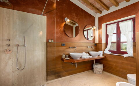 Villa Ferdinando: Flooring, Wand, Interior Design, Armatur, Fussboden, Holz, Badezimmer, Light Fixture, Zuhause, Decke