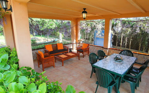 Marina: Eigentum, Veranda, Zimmer, Terrasse, Grundeigentum, Haus, Gebäude, Tabelle, Zuhause, Möbel