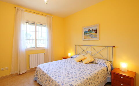 Marina: Schlafzimmer, Bett, Möbel, Zimmer, Bettdecke, Eigentum, Fussboden, Bettrahmen, Bedding, Interior Design