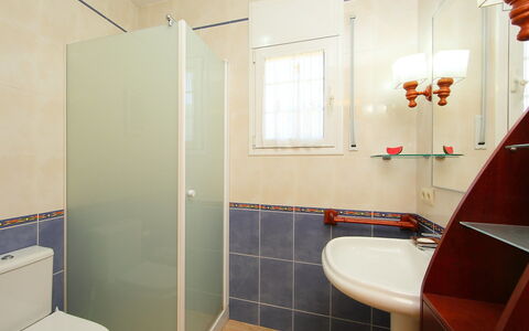 Marina: Badezimmer, Zimmer, Eigentum, Interior Design, Fliese, Grundeigentum, Die Architektur, Haus, Gebäude, Fussboden