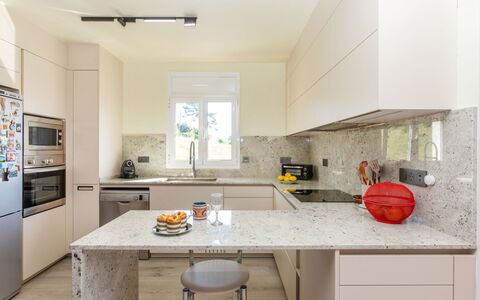Figaro: Küche, Countertop, Küchengerät, Möbel, Cabinetry, Flooring, Interior Design, Major Appliance, Holz, Fussboden