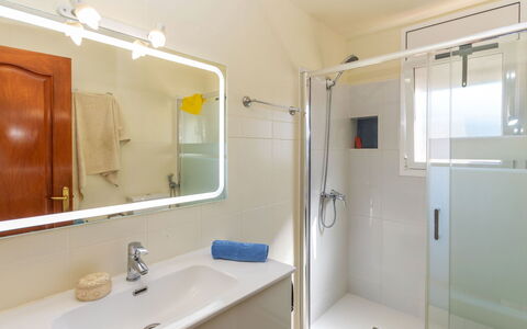 Figaro: Badezimmer, Armatur, Interior Design, Flooring, Bad Sink, Fussboden, Spiegel, Zapfhahn, Sinken, Installation