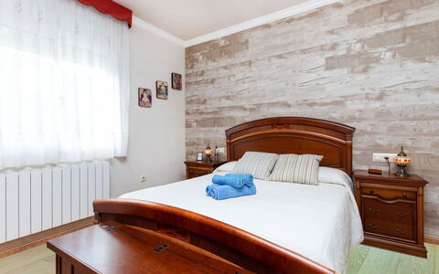 Figaro: Möbel, Interior Design, Flooring, Holz, Fussboden, Bett, Zimmer, Schlafzimmer, Decke, Zuhause