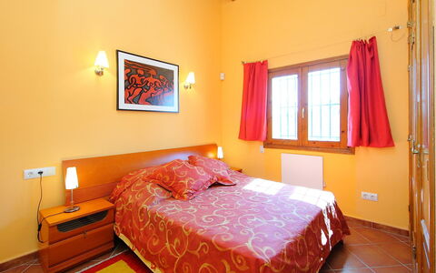 Del Azahar: Schlafzimmer, Bett, Zimmer, Möbel, Bettdecke, Eigentum, Bedding, Bettrahmen, Interior Design, Decke