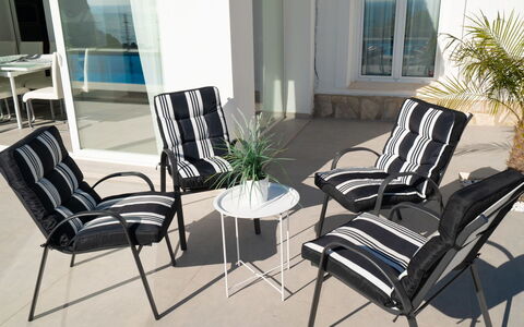 Vista al Mar: Möbel, Stuhl, Zimmer, Eigentum, Tabelle, Interior Design, Gartenmöbel, Armlehne, Grundeigentum, Wohnzimmer