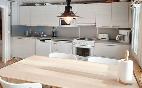 Mukan Maja: Möbel, Küche, Interior Design, Flooring, Countertop, Küchengerät, Holz, Light Fixture, Fussboden, Decke