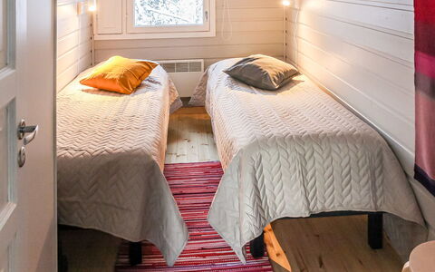 Mukan Maja: Holz, Flooring, Fussboden, Interior Design, Decke, Holzboden, Zimmer, Zuhause, Holzbeize, Schlafzimmer