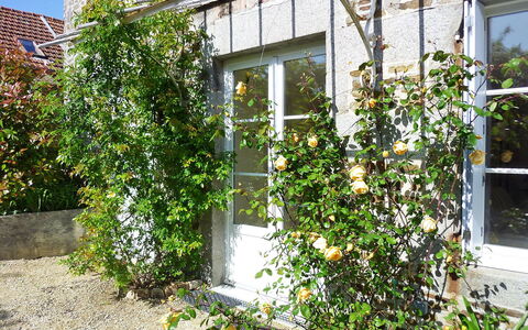 La Gicquelière: Pflanze, Fenster, Gebäude, Blume, Vegetation, Haus, Tür, Wohngebiet, Strauch