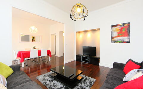 Villa Chalmette: Zimmer, Eigentum, Möbel, Interior Design, Wohnzimmer, Decke, Gebäude, Gelb, Fussboden, Haus