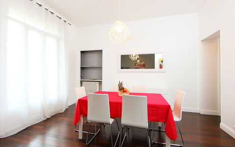 Villa Chalmette: Zimmer, Möbel, Esszimmer, Interior Design, Eigentum, Fussboden, Rot, Holzboden, Laminatboden, Gebäude