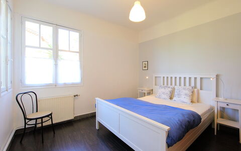 Villa Esmeralda: Schlafzimmer, Bett, Möbel, Zimmer, Eigentum, Bettdecke, Bettrahmen, Fussboden, Interior Design, Gebäude