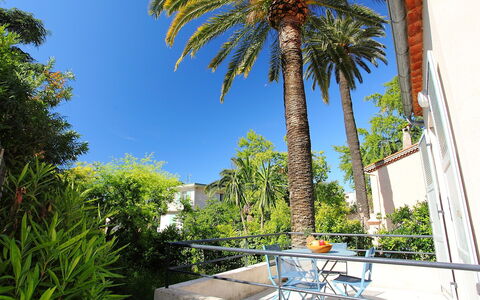 Villa Esmeralda: Himmel, Pflanze, Daytime, Eigentum, Gebäude, Azurblau, Baum, Arecales, Schatten, Gehölz