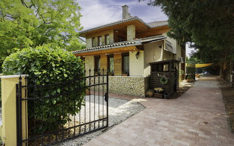 Villa Mediterran: Gebäude, Haus, Wohngebiet, Zuhause, Die Architektur, Strauch, Tür, Hütte, Estate, Backstein