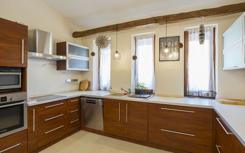 Villa Mediterran: Möbel, Küche, Flooring, Countertop, Cabinetry, Interior Design, Holz, Fussboden, Küchengerät, Zuhause