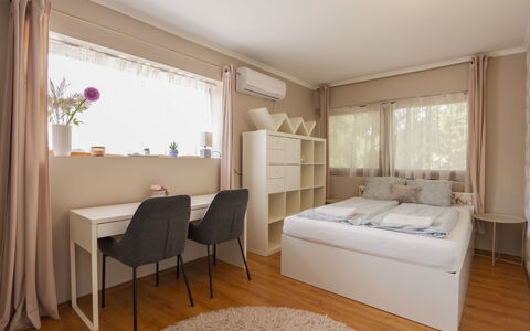 Villa Mediterran: Möbel, Interior Design, Bett, Holz, Fussboden, Schlafzimmer, Zimmer, Flooring, Decke, Textil