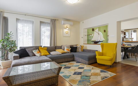 Villa Mediterran: Möbel, Interior Design, Couch, Flooring, Fussboden, Wand, Wohnzimmer, Zimmer, Decke, Tabelle