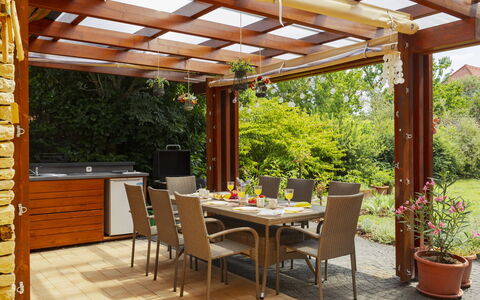 Villa Mediterran: Holz, Möbel, Gartenmöbel, Tisch Im Freien, Garten, Holzbeize, Schatten, Pergola, Terrasse, Strahl