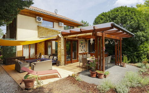 Villa Mediterran: Holz, Zuhause, Haus, Tür, Dach, Schatten, Veranda, Hütte, Möbel