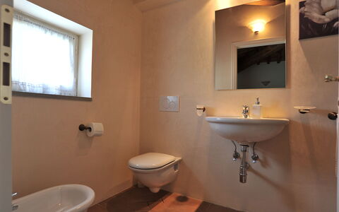 Casa Fabrizio: Braun, Spiegel, Armatur, Eigentum, Bad Sink, Sinken, Zapfhahn, Fenster, Badezimmer, Gebäude