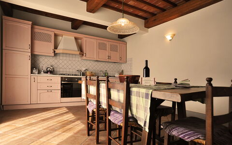 Casa Fabrizio: Möbel, Cabinetry, Tabelle, Stuhl, Countertop, Holz, Interior Design, Fussboden, Küche, Holzbeize