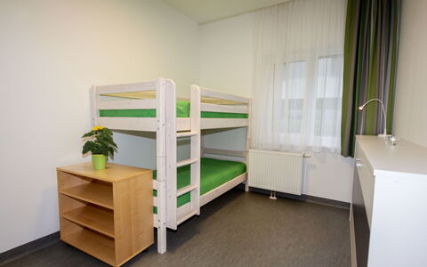 Techno-Park Villach: Etagenbett, Möbel, Regal, Cabinetry, Regale, Gebäude, Vorhang, Haus, Holz, Fussboden