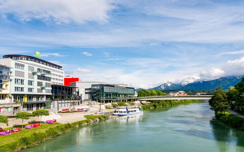 Techno-Park Villach: Pflanze, Möbel, Holz, Veranda, Schatten, Strassenbelag, Gartenmöbel, Gebäude, Stuhl, Interior Design