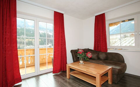 Pians 150: Zimmer, Interior Design, Eigentum, Möbel, Rot, Vorhang, Fussboden, Wohnzimmer, Fensterbehandlung, Gebäude