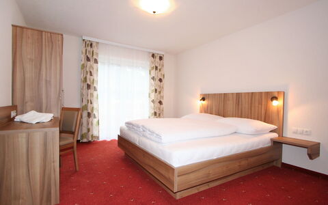 Pians 150: Schlafzimmer, Bett, Möbel, Zimmer, Matratze, Bettdecke, Bettrahmen, Eigentum, Bedding, Interior Design