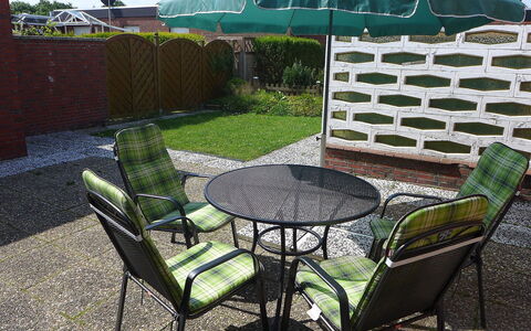Sonnenschein: Möbel, Eigentum, Stuhl, Tisch Im Freien, Terrasse, Gartenmöbel, Tabelle, Garten, Regenschirm, Hinterhof