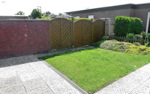 Sonnenschein: Gras, Rasen, Eigentum, Garten, Garten, Wand, Strauch, Grundstueck, Graspflanze, Pflanze