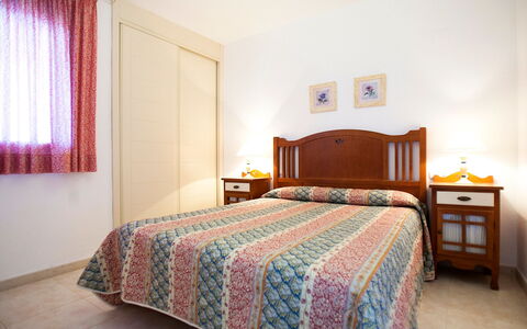Calpe Calp 867: Schlafzimmer, Bett, Zimmer, Bettdecke, Möbel, Bedding, Eigentum, Bettrahmen, Interior Design, Fussboden
