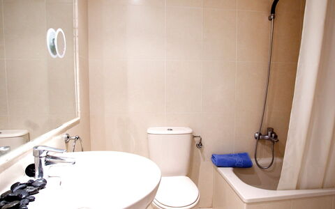 Calpe Calp 867: Badezimmer, Eigentum, Zimmer, Bad Sink, Zapfhahn, Wand, Fliese, Interior Design, Armatur, Grundeigentum