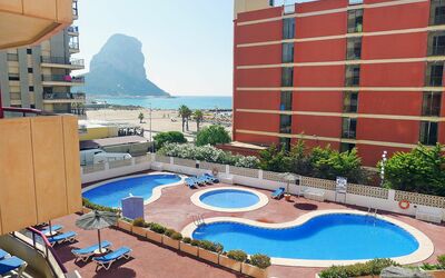 Calpe Calp 867: Wasser, Himmel, Gebäude, Eigentum, Daytime, Pflanze, Schwimmbad, Azurblau, Die Architektur, Urban Design