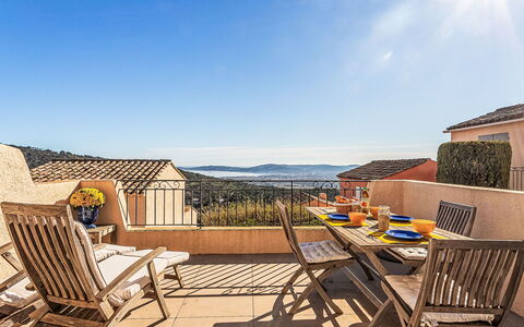 Grimaud 131: Boot, Wohnung, Watercraft, Balkon, Gartenmöbel, Stuhl, Yachthafen, Schiffsbau, Hafen, Hafen