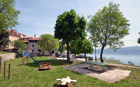 Kristijan: Eigentum, Baum, Gras, Grundeigentum, Tabelle, Haus, Himmel, Freizeit, Landschaft, Die Architektur