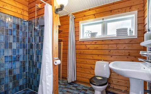 Rusthoeve 28: Armatur, Eigentum, Sinken, Zapfhahn, Badezimmer, Lila, Interior Design, Gebäude, Fenster, Toilette