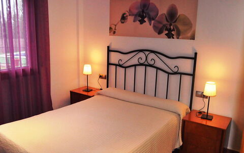 Astral: Schlafzimmer, Bett, Zimmer, Möbel, Eigentum, Bettrahmen, Bettdecke, Interior Design, Bedding, Matratze