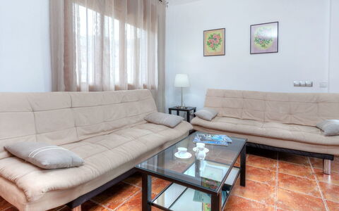 Astral: Möbel, Eigentum, Zimmer, Wohnzimmer, Kaffetisch, Interior Design, Fussboden, Tabelle, Couch, Grundeigentum