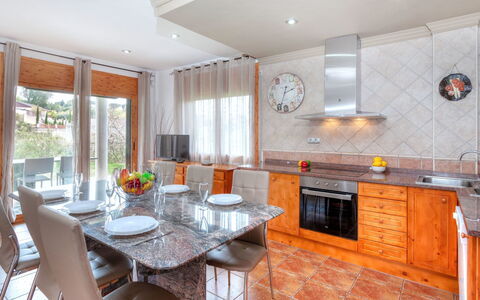 Astral: Eigentum, Zimmer, Countertop, Möbel, Küche, Gebäude, Cabinetry, Grundeigentum, Interior Design, Fussboden