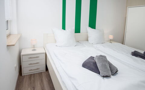 Gila: Fussboden, Flooring, Holz, Schlafzimmer, Interior Design, Bett, Bettdecke, Möbel, Bedding, Zimmer