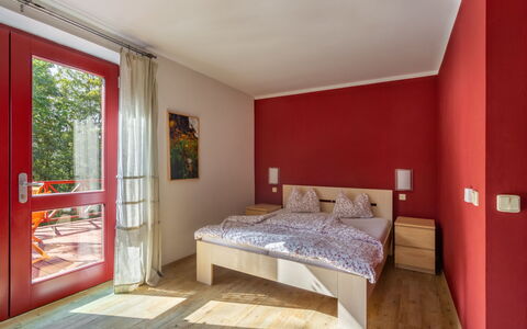 Hřensko 7: Möbel, Eigentum, Fenster, Komfort, Gebäude, Holz, Textil, Orange, Schatten